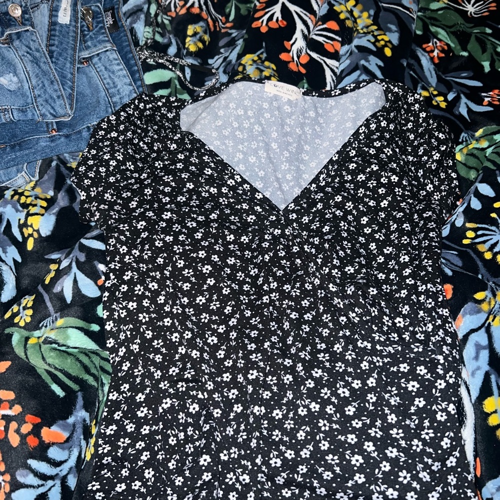Khols black flower shirt size medium